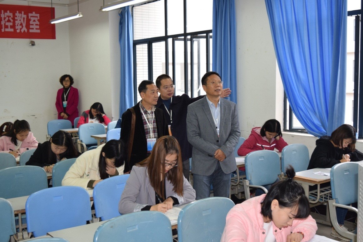 市人社局谢辛副局长巡视理论考试考场