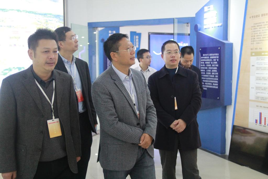 市人社局谢辛副局长参观我校校史馆